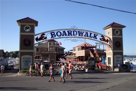 Boardwalk put in bay  Guests can choose from casual fares like Hot Dogs and Cheeseburgers to the more refined like Blackened Mahi Mahi and Lobster Mac and Cheese